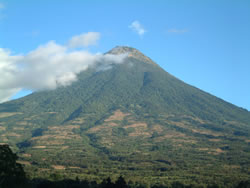 アンティグア地区の最南東部、アグア火山（標高3,766m）別名グァテマラ富士